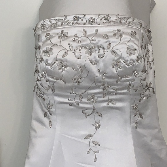 BONNY GORGEOUS SIZE 6 DETAILED WEDDING DRESS ALONG WITH A BEAUTIFUL VEIL - Picture 4 of 16